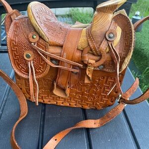 Saddle purse